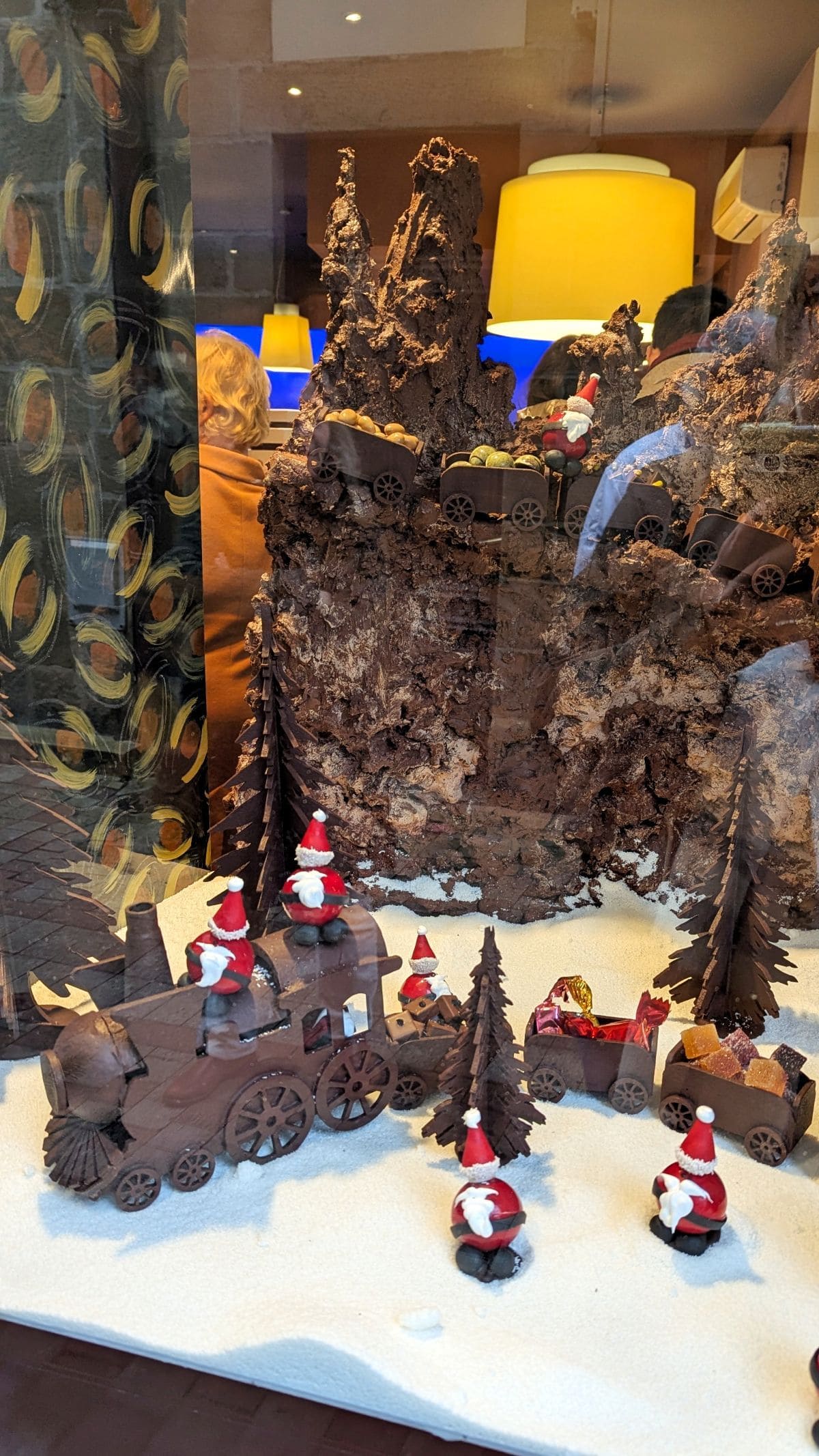 6 souvenirs de Brive-la-Gaillarde à rapporter vitrine de noel du chocolatier eric lamy