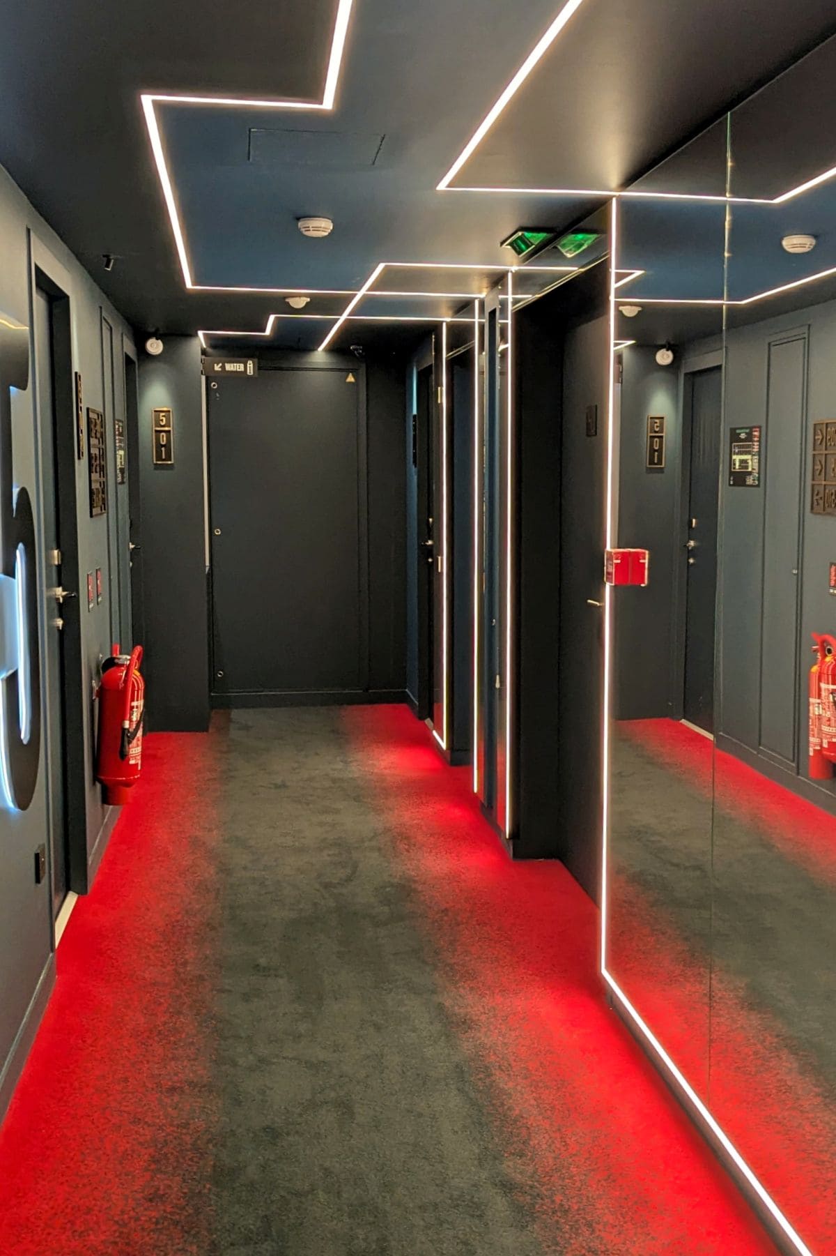 Tribe Paris Pantin, l'hôtel design et pas cher ! decoration bleu et rouge de l hotel tribe paris pantin