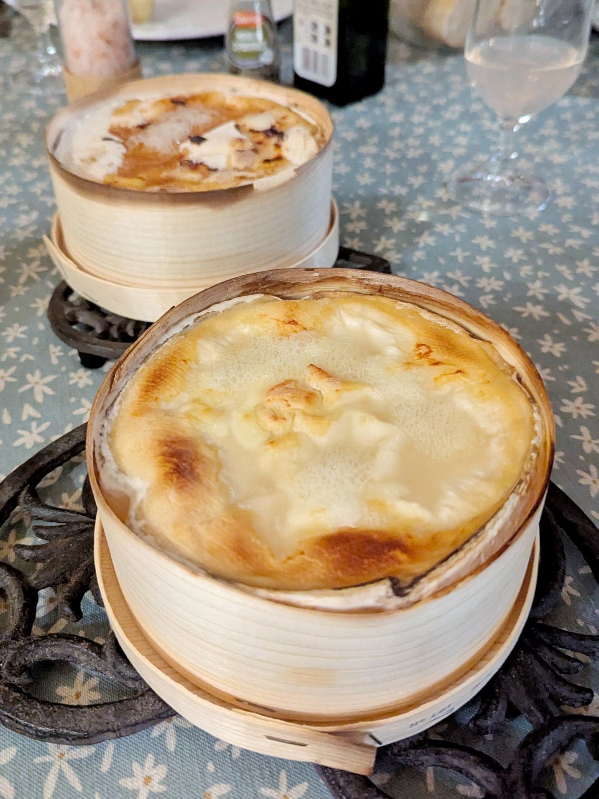 Plongez au coeur du Mont d'Or ! fromage mont d or vacherin du haut doubs dans sa boite en epicea