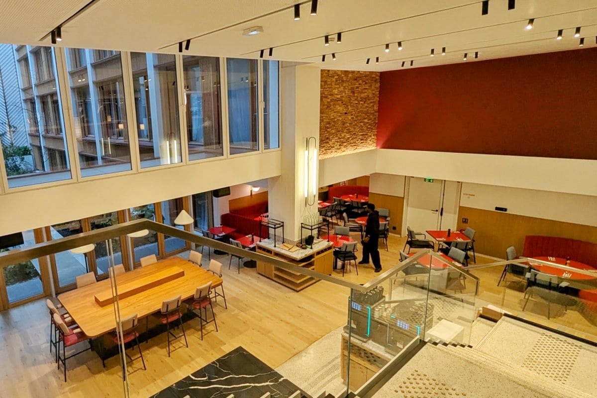 Tribe Paris Pantin, l'hôtel design et pas cher ! grande salle restaurant tribe table pantin