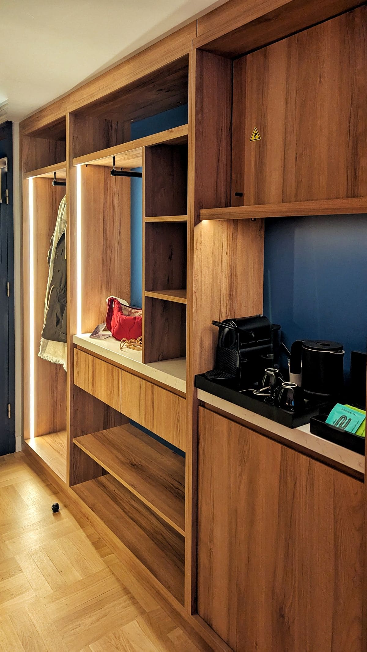 Tribe Paris Pantin, l'hôtel design et pas cher ! rangements chambre hotel tribe paris pantin