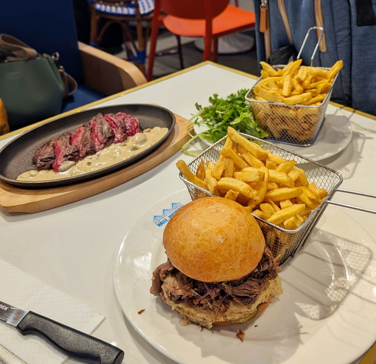 La halle des Victoires, food court idéal pour un tour du monde gourmand ! burger texan the butcher la halle des victoires