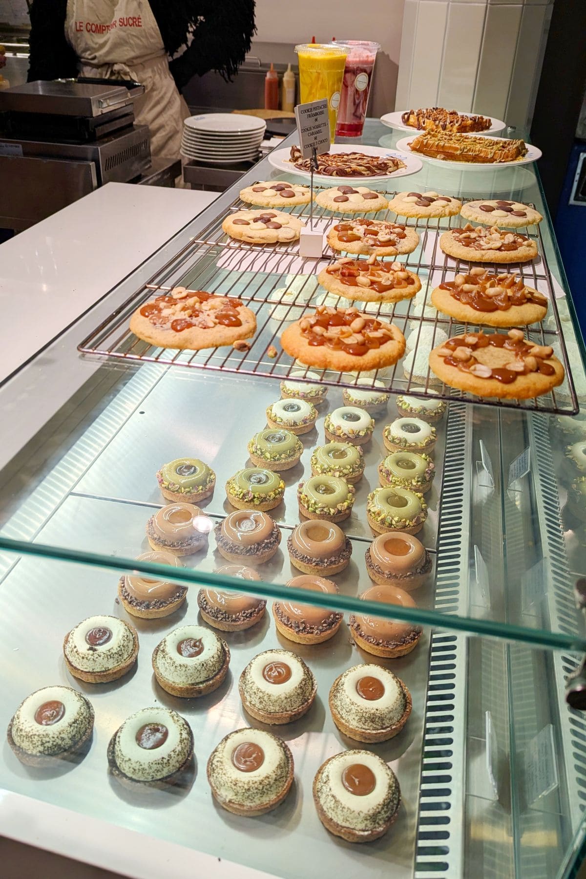 La halle des Victoires, food court idéal pour un tour du monde gourmand ! cookies et patisseries du comptoir sucre a la halle des victoires