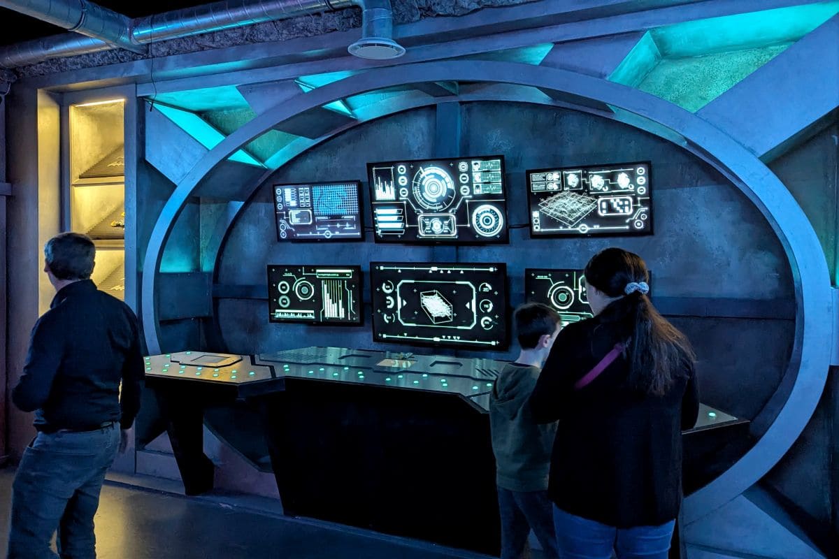 Batman Escape à Paris : immersion totale dans Gotham City decor du batman escape game a paris la villette