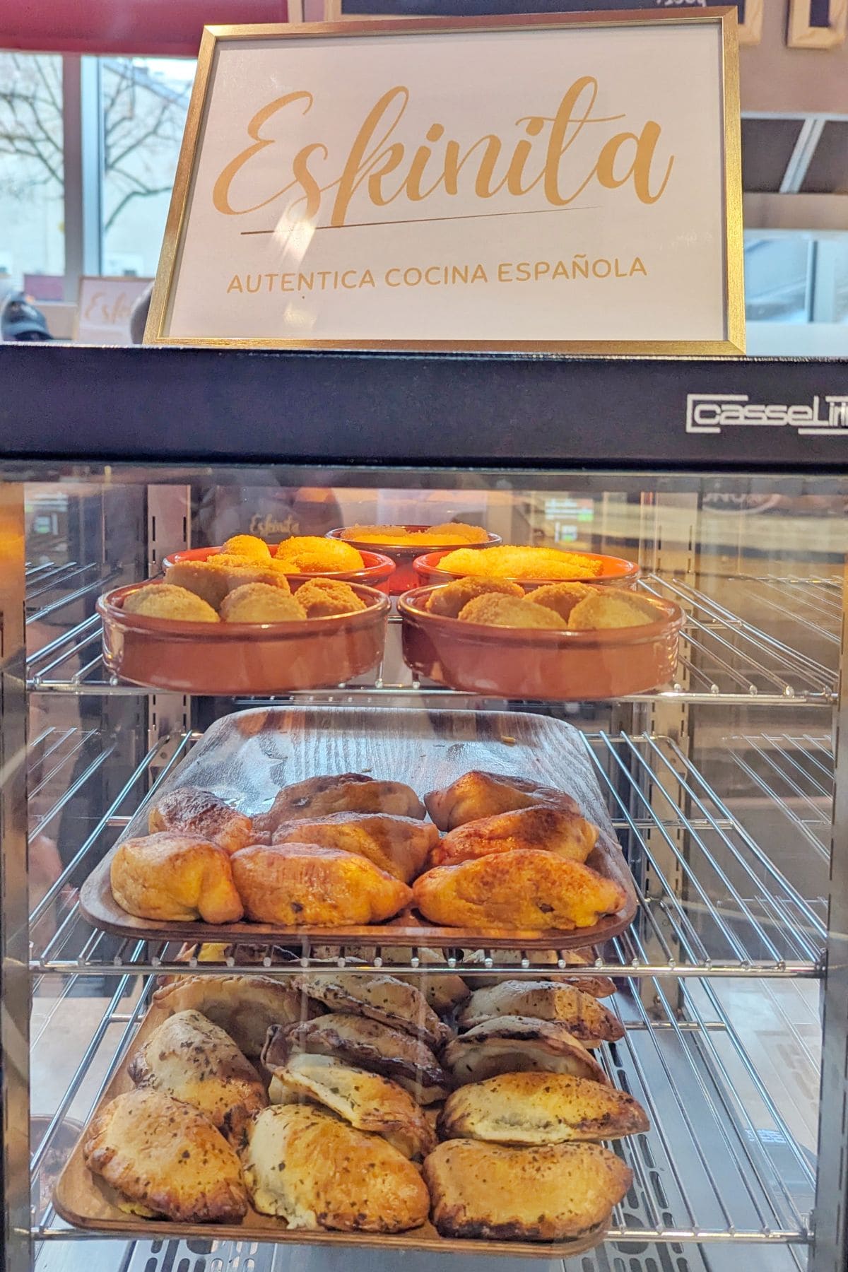 La halle des Victoires, food court idéal pour un tour du monde gourmand ! empanadas et tapas restaurant eskinita la halle des victoires