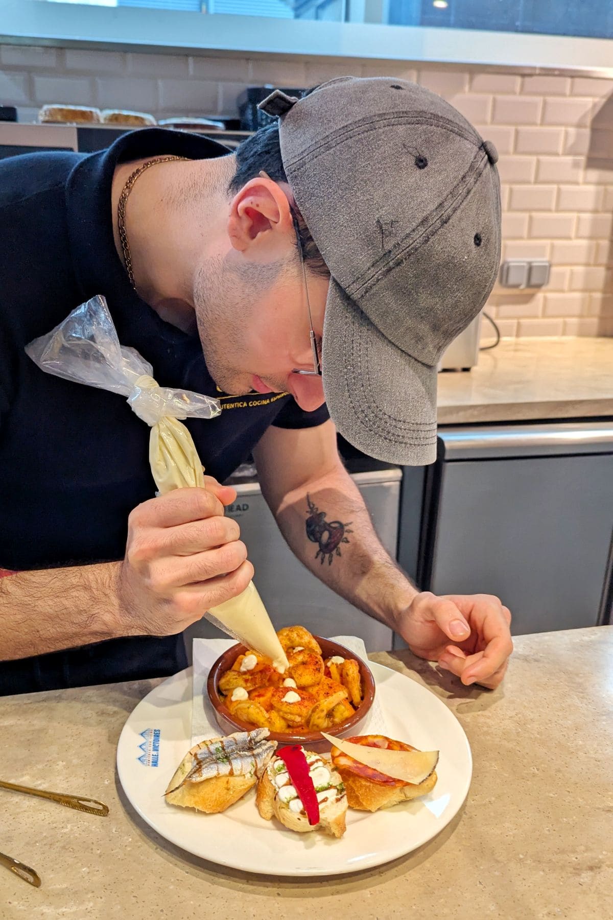 La halle des Victoires, food court idéal pour un tour du monde gourmand ! tapas a deguster chez eskinita asnieres sur seine