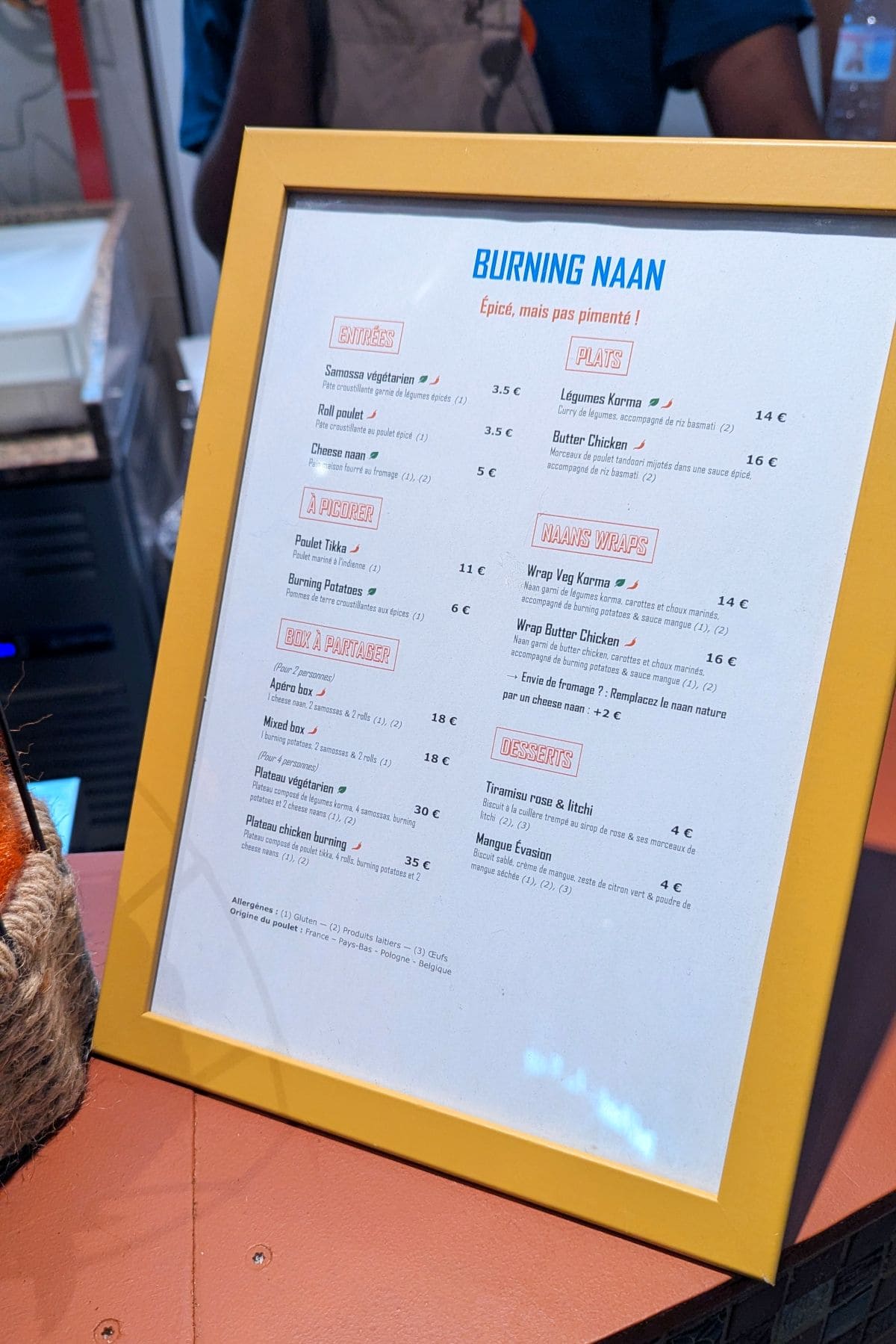 La halle des Victoires, food court idéal pour un tour du monde gourmand ! menu et carte burning naan a la halle des victoires