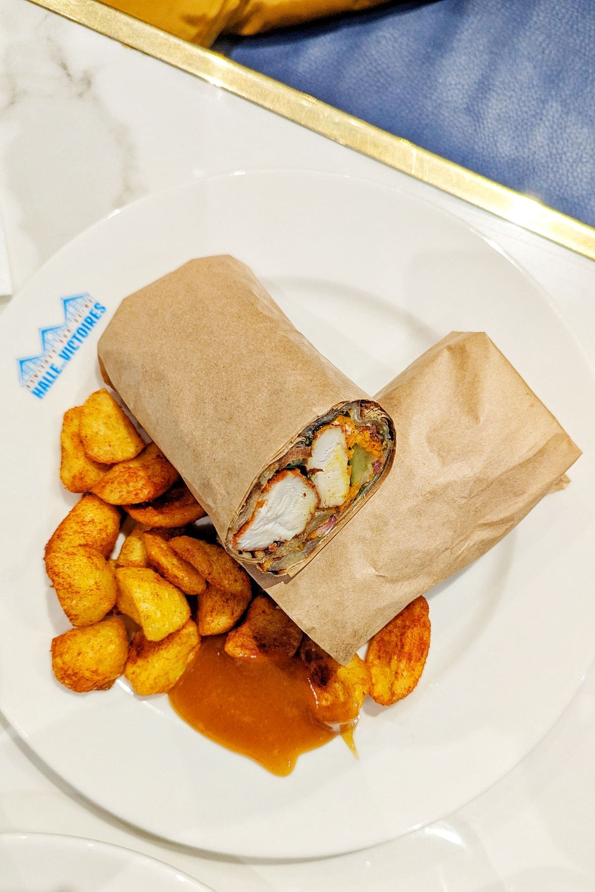 La halle des Victoires, food court idéal pour un tour du monde gourmand ! naan wrap burning naan