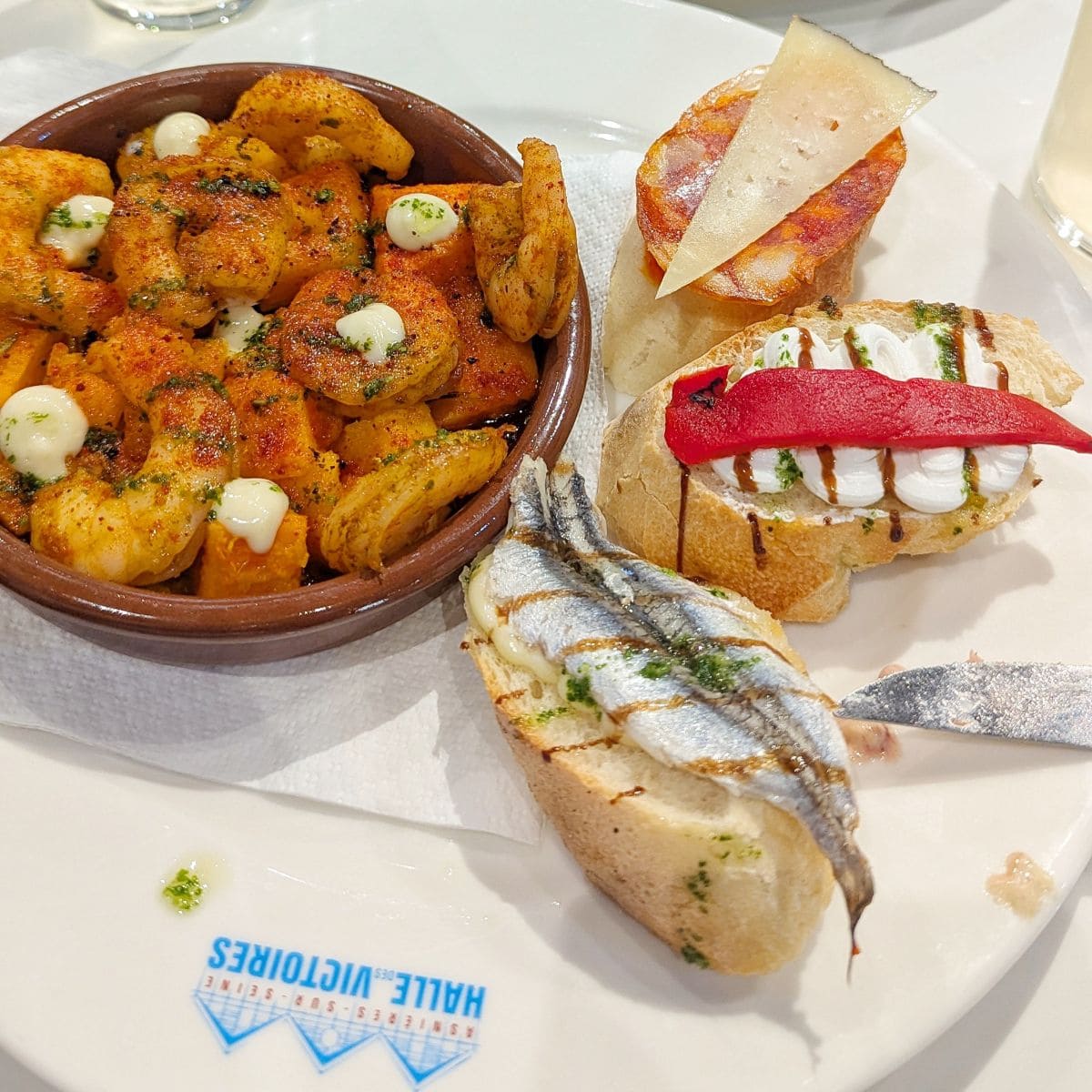 La halle des Victoires, food court idéal pour un tour du monde gourmand ! tapas stand eskinita food court la halle des victoires asnieres