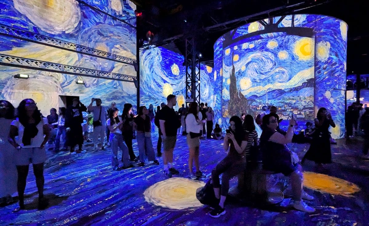 12 activités immersives à Paris que j'adore ! plonger dans les tableaux a l atelier des lumieres