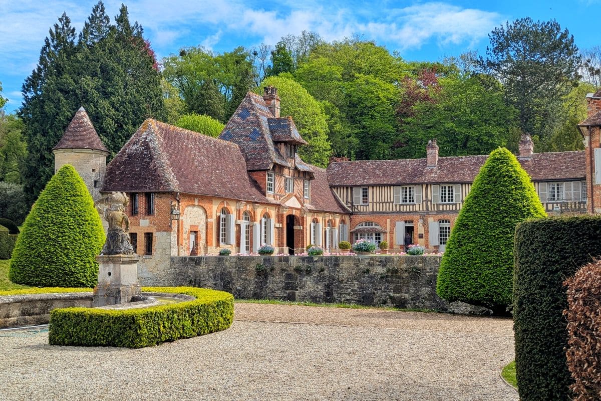 Château de Boutemont, entre contemplation et méditation cour interieure chateau de boutemont