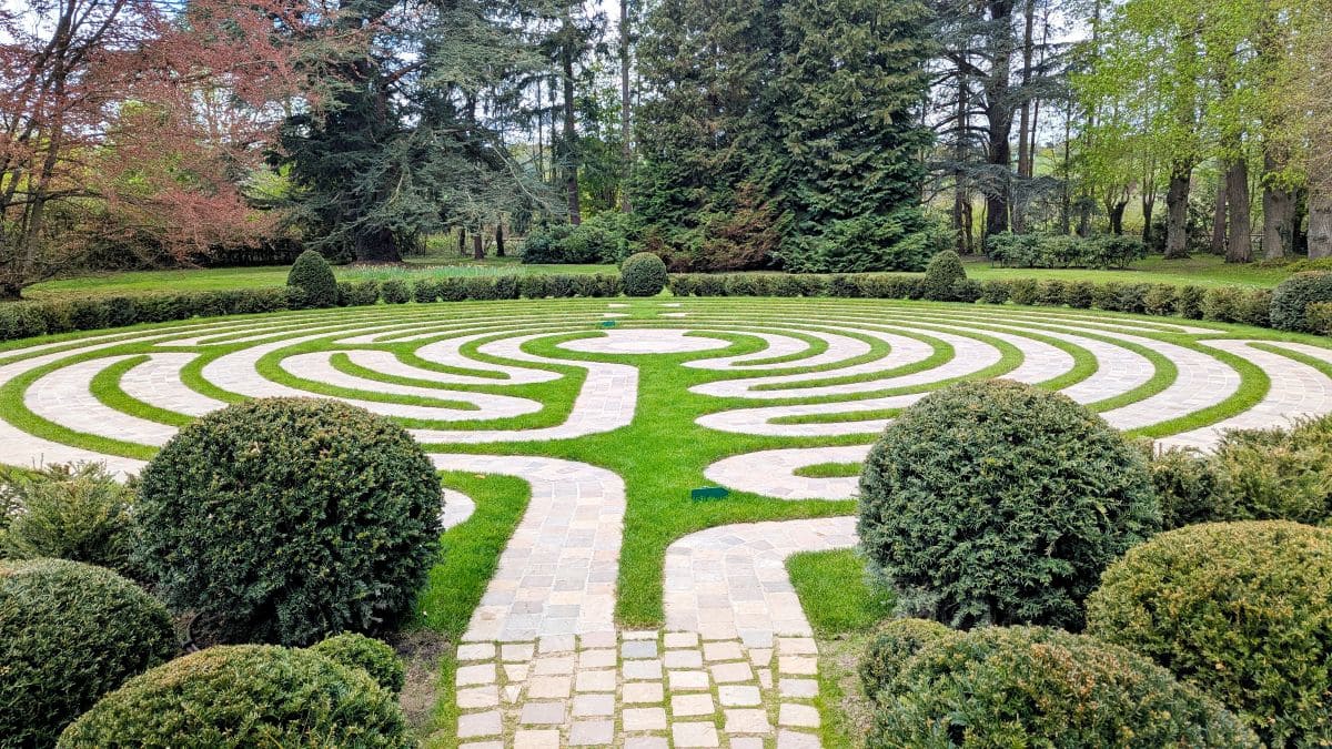 Château de Boutemont, entre contemplation et méditation entree du labyrinthe de meditation du chateau de boutemont