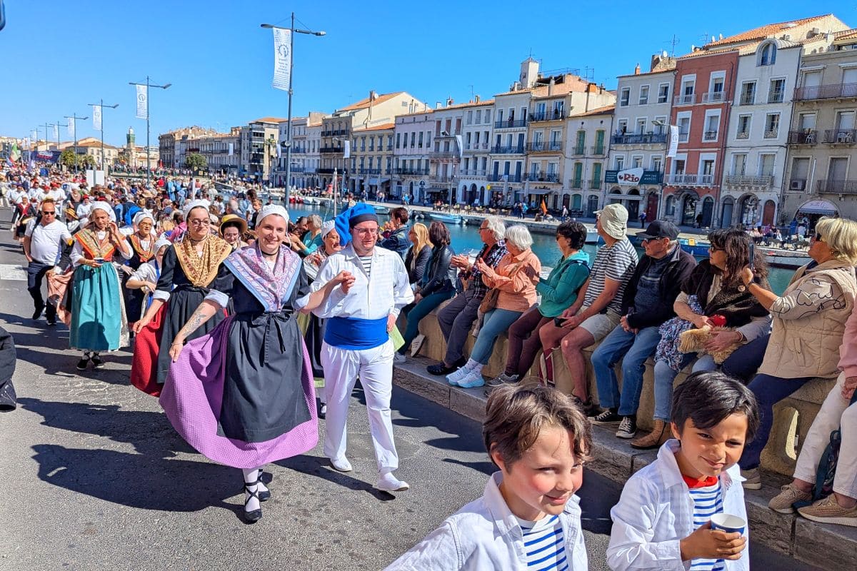 Escale à Sète, 11 excellentes raisons d'assister à la prochaine édition ! participants costumes aux defile des equipages pendant l evenement maritime escale a sete