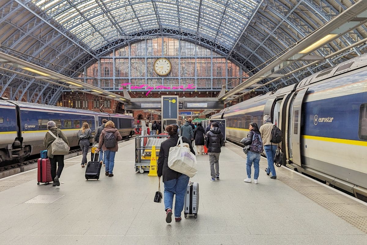 arrivee de l eurostar en gare de saint pancras international a londres