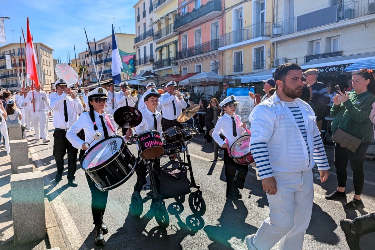 Escale à Sète, 11 excellentes raisons d'assister à la prochaine édition ! fanfare dans la rue pendant escale a sete