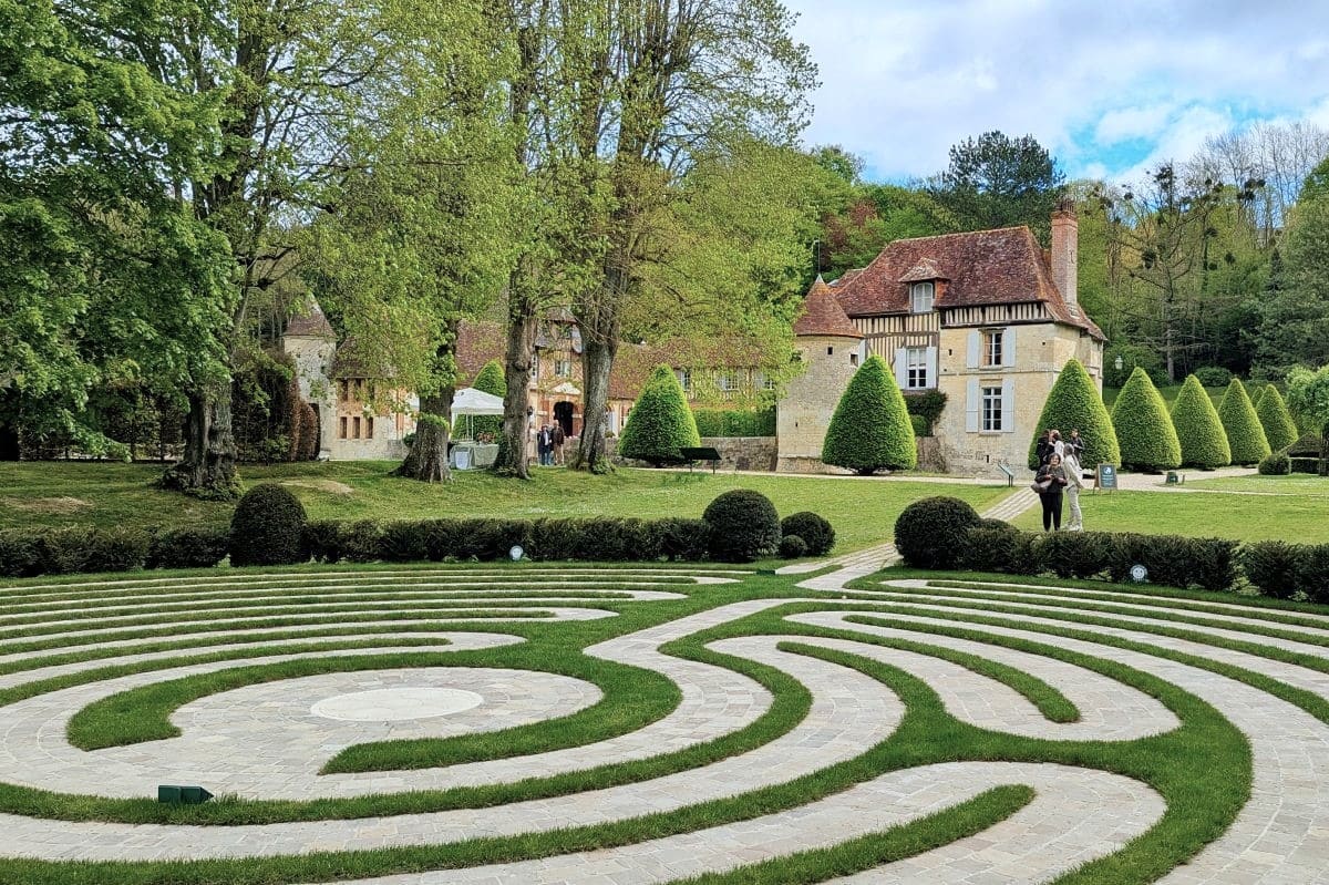 Château de Boutemont, entre contemplation et méditation labyrinthe du chateau de boutemont en normandie
