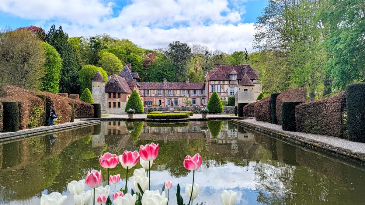 Château de Boutemont, entre contemplation et méditation bassin miroir d eau des jardins de boutemont
