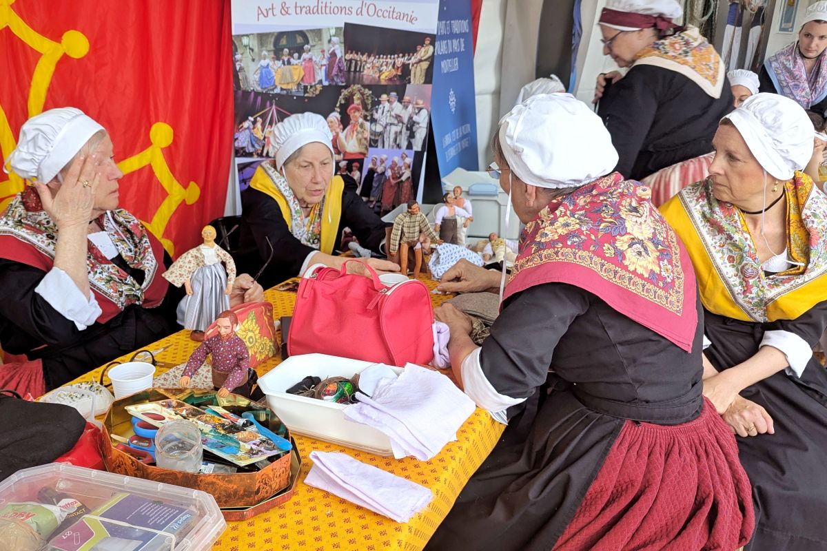 Escale à Sète, 11 excellentes raisons d'assister à la prochaine édition ! reparation de santons provencaux pendant escale a sete