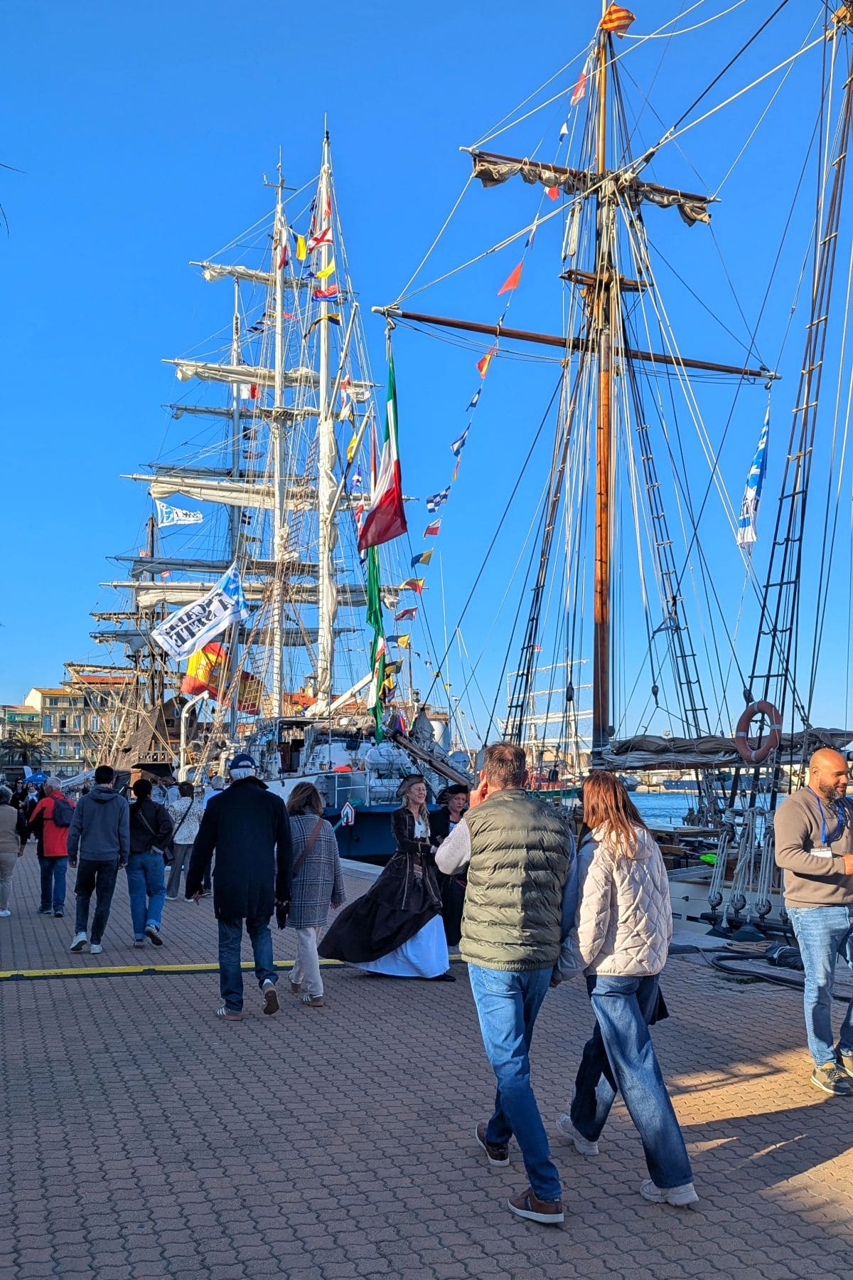 Escale à Sète, 11 excellentes raisons d'assister à la prochaine édition ! admirer les vieux bateaux en se baladant sur les quais de sete