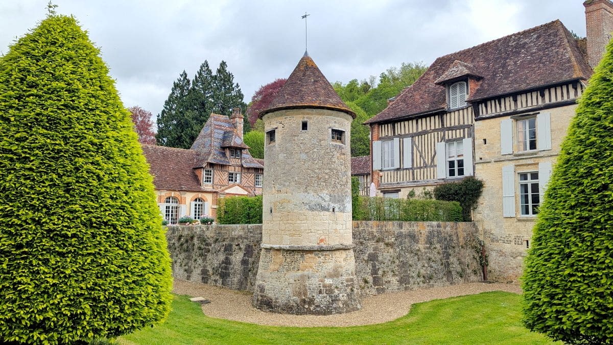Château de Boutemont, entre contemplation et méditation chateau de boutemont tour douves et architecture initiale