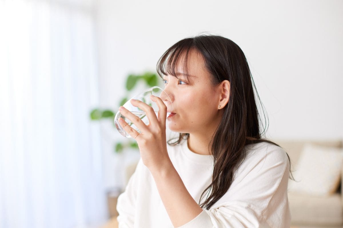 3 astuces beauté pour atténuer les rides et ridules bien boire pour hydrater sa peau