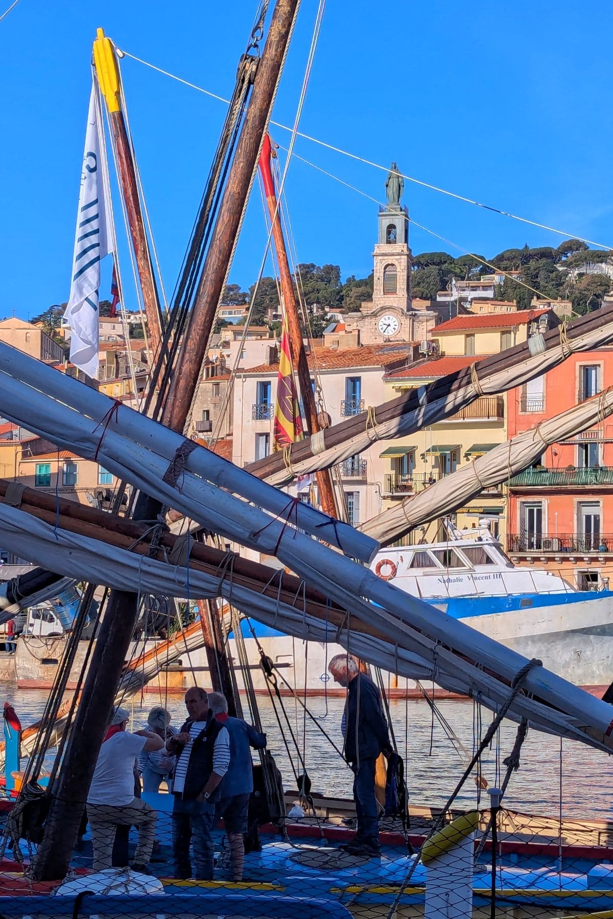 Visiter Sète à pied : incontournables, pépites et bons plans eglise saint louis a sete vue depuis les quais