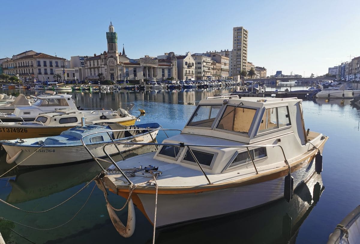 Visiter Sète à pied : incontournables, pépites et bons plans bateaux a quai dans les canaux de sete