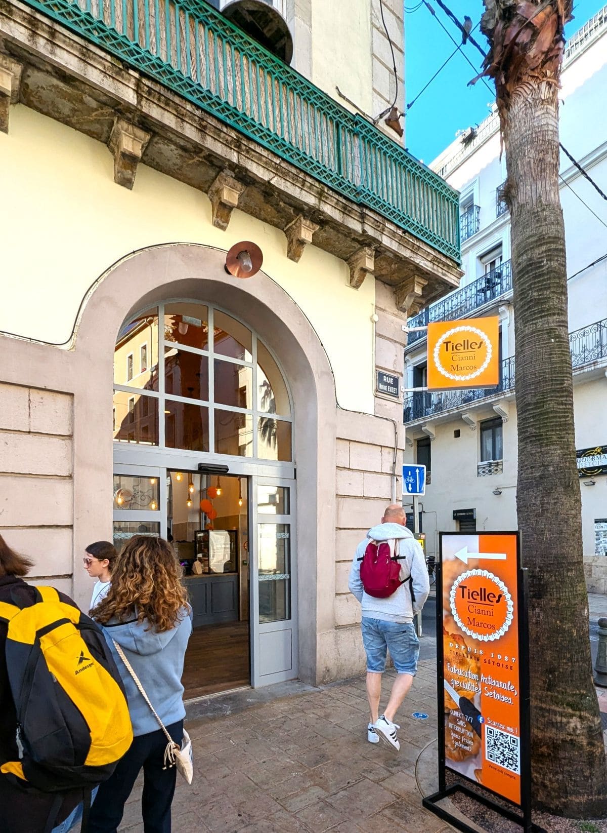 Visiter Sète à pied : incontournables, pépites et bons plans boutique de tieles cianni marcos a sete