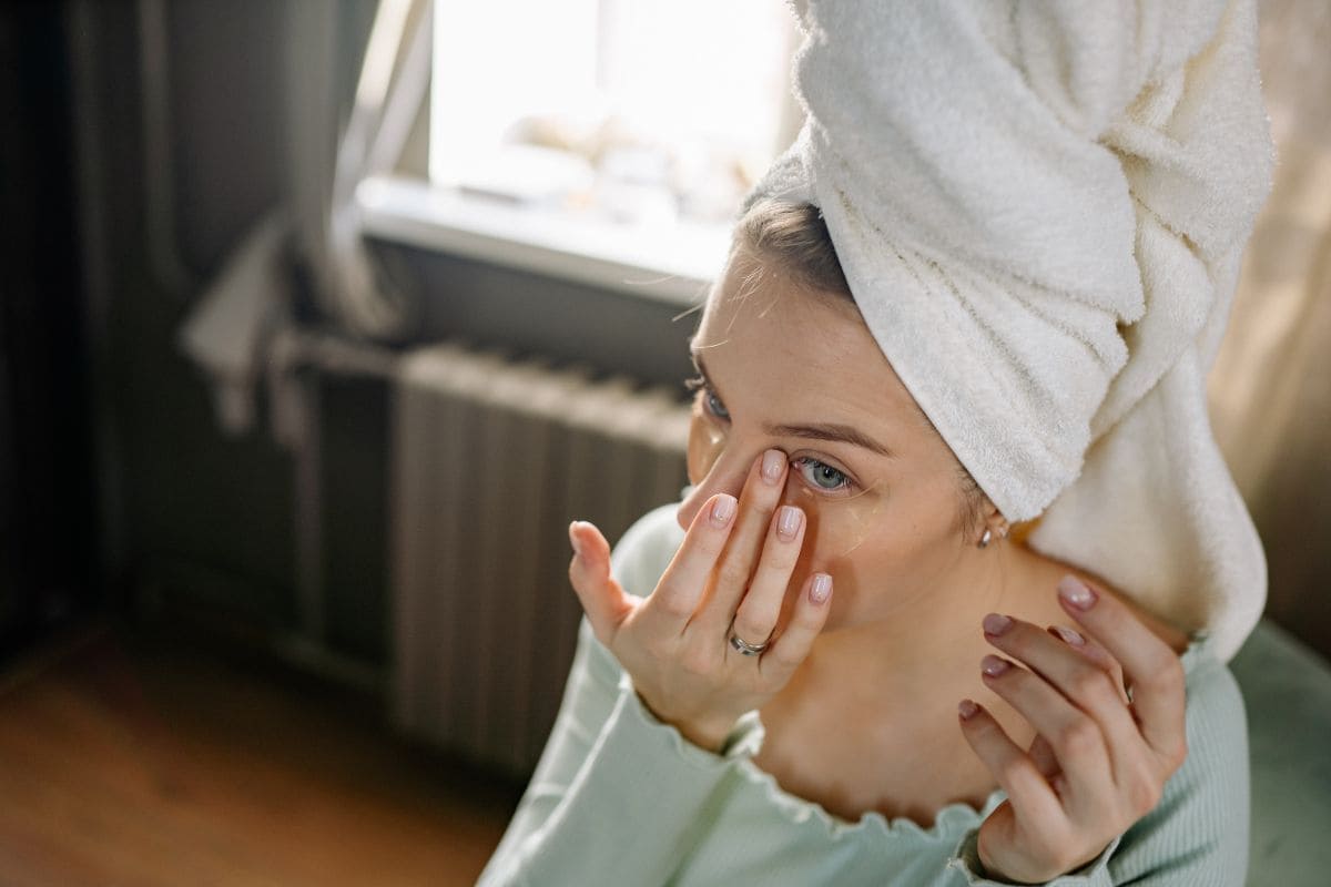 3 astuces beauté pour atténuer les rides et ridules bonne application d un soin contour des yeux