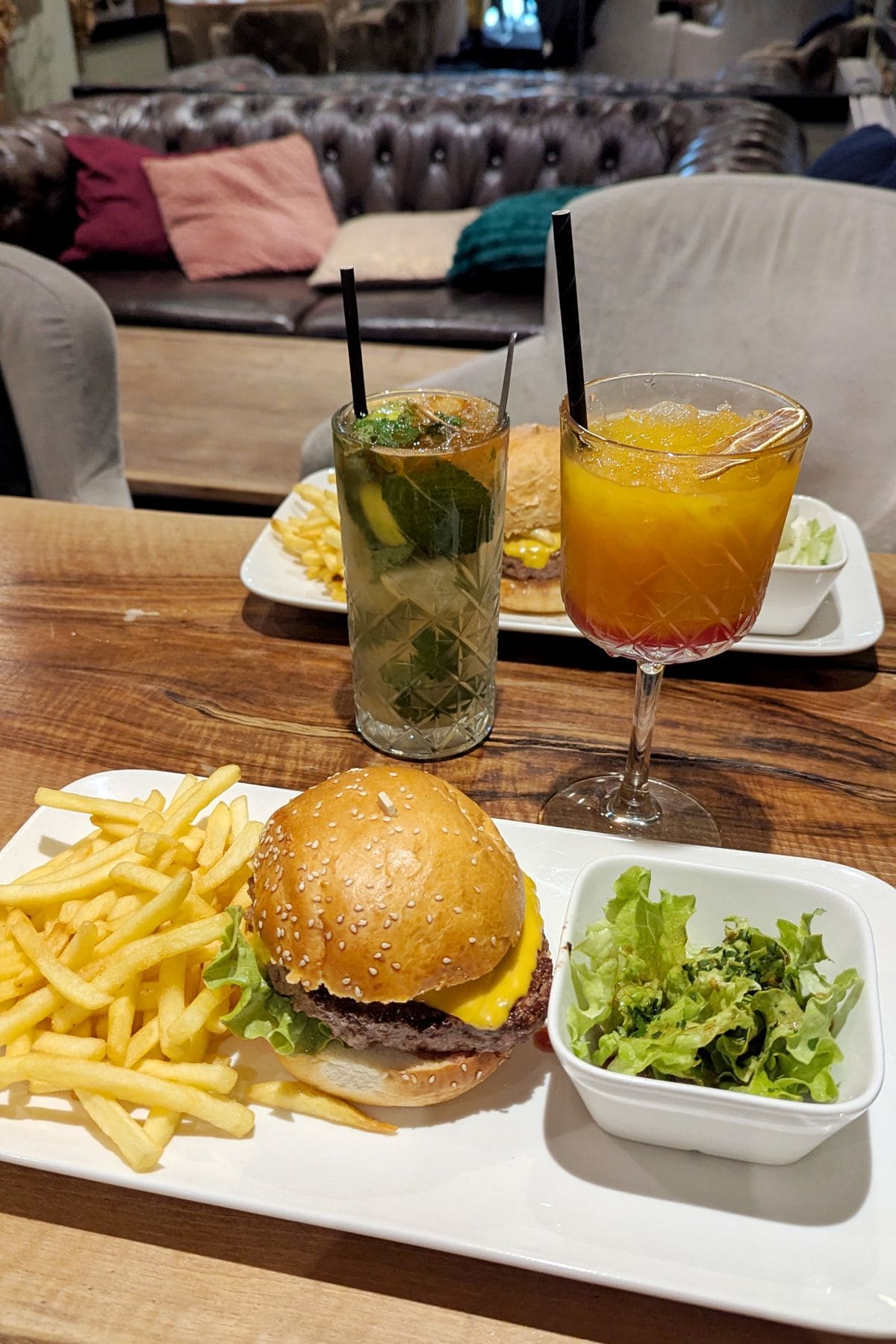 Le Rendez-vous des amis : cosy et abordable à Montmartre cheeseburger restaurant le rendez-vous des amis