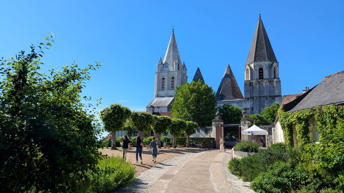 Visiter Loches, pépites et bons plans collegiale saint ours a la cite royale de loches