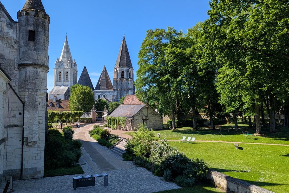Visiter Loches, pépites et bons plans cour interieure de la cite royale de loches