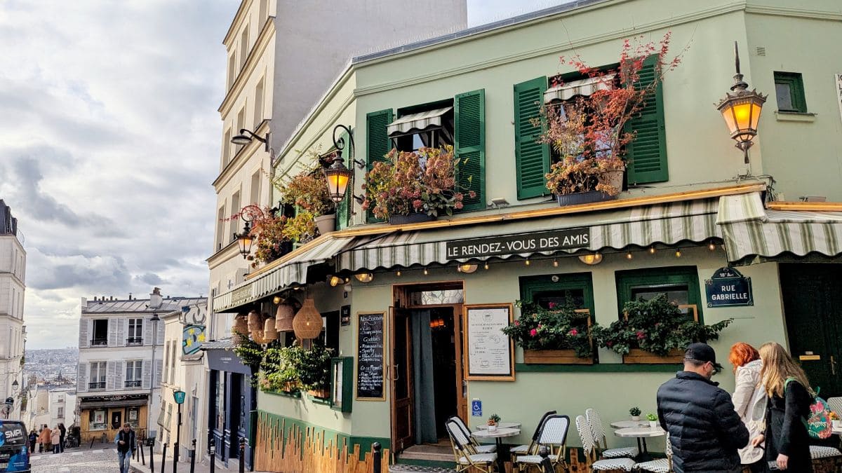 Le Rendez-vous des amis : cosy et abordable à Montmartre le rendez vous des amis et sa decoration typique de montmartre
