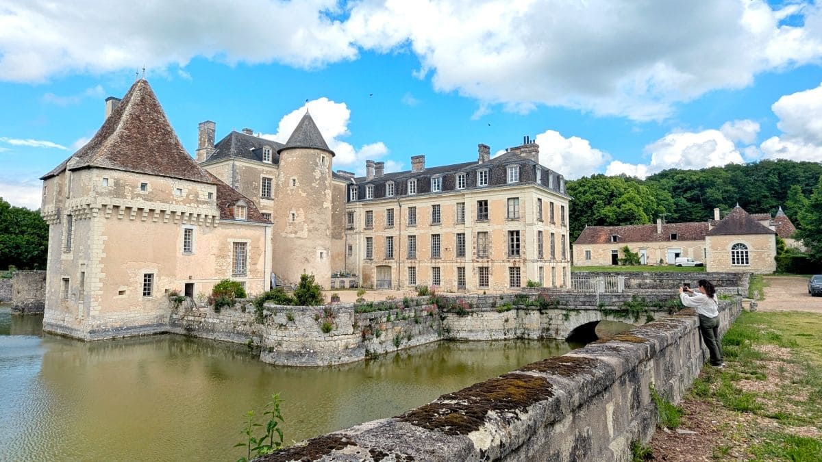 Visiter Loches, pépites et bons plans douves en eau du chateau de boussay en touraine