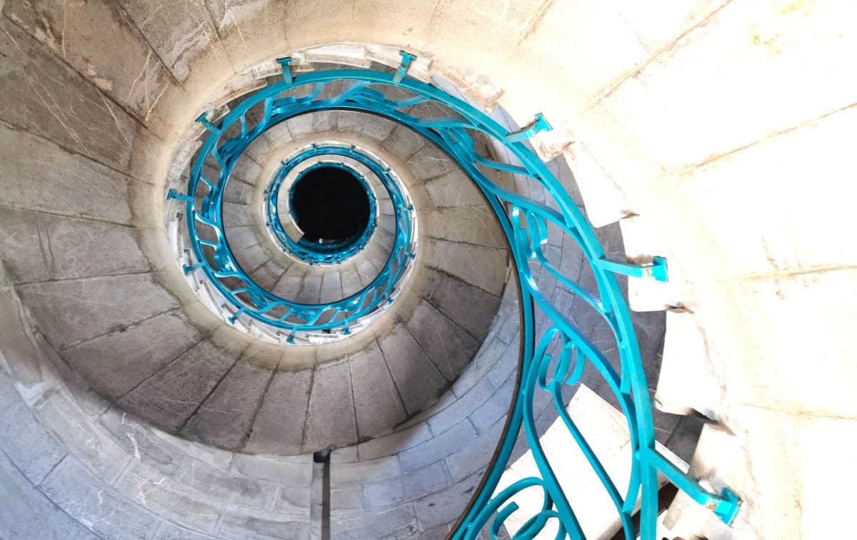 Visiter Sète à pied : incontournables, pépites et bons plans a l interieur du phare saint louis a sete