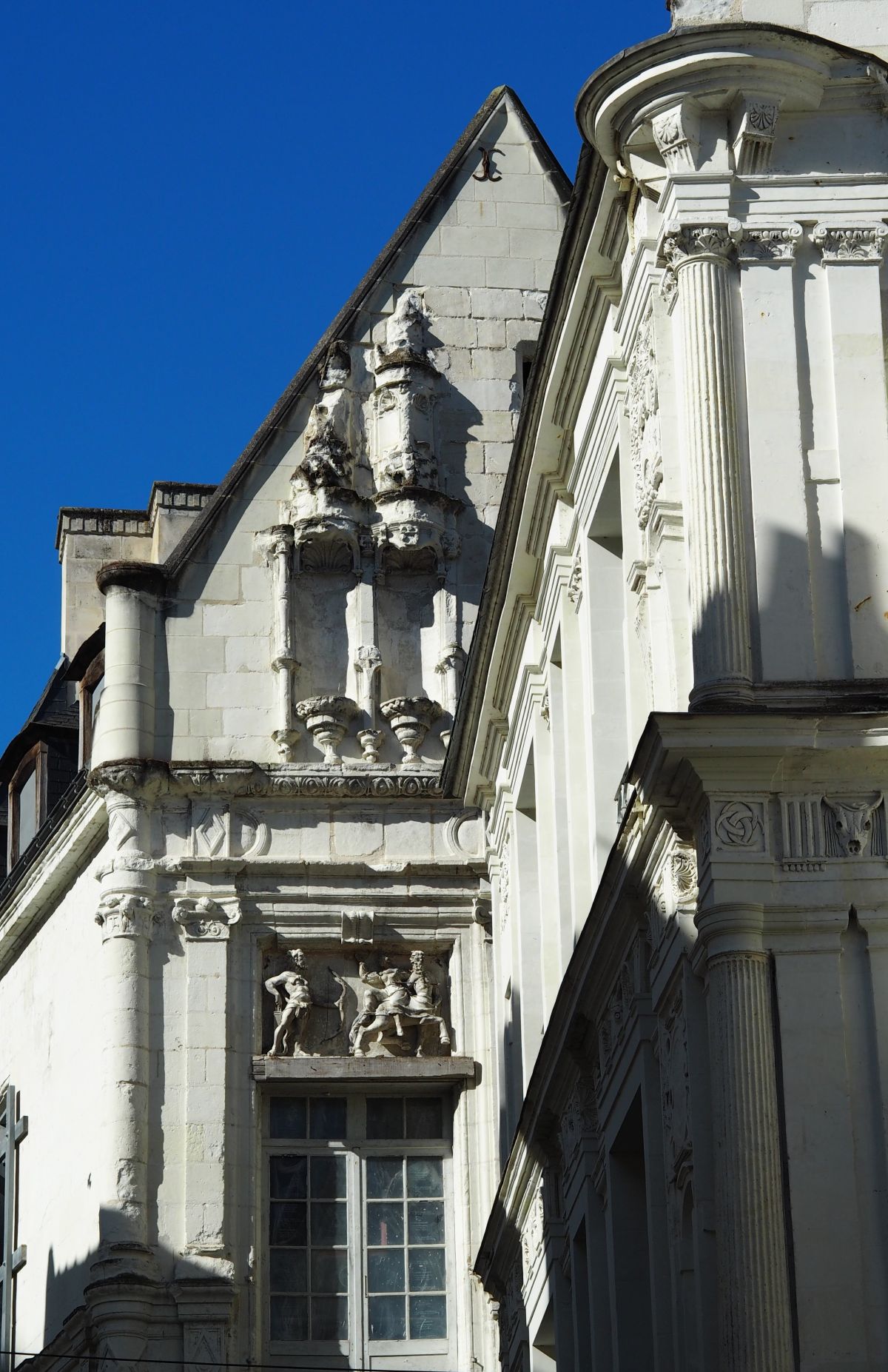 Visiter Loches, pépites et bons plans facades d immeubles a loches