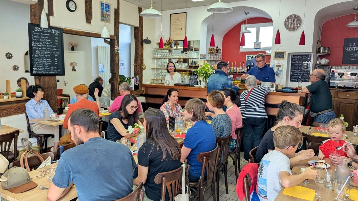 Visiter Loches, pépites et bons plans interieur du cafe picois a loches