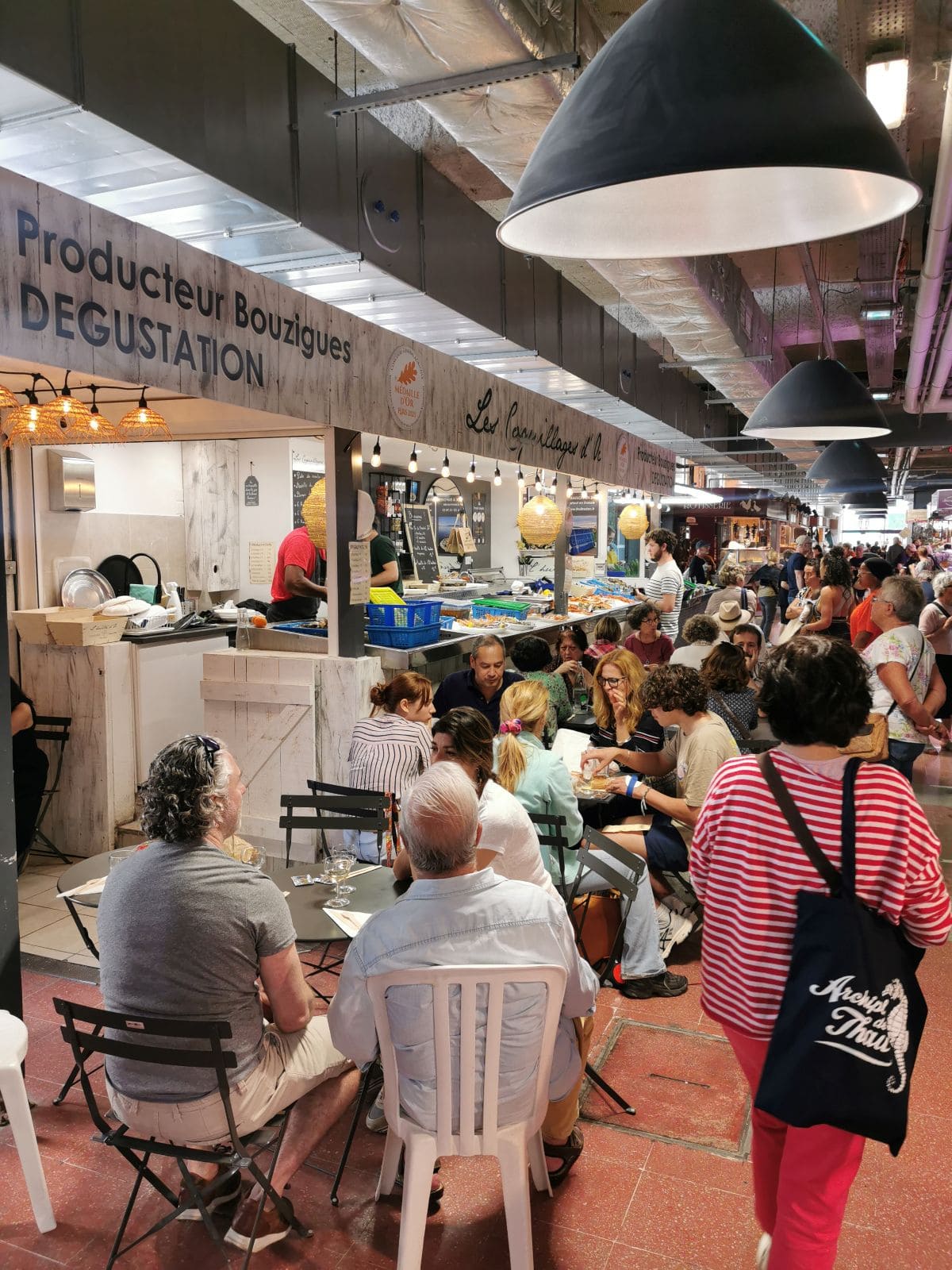 Visiter Sète à pied : incontournables, pépites et bons plans manger dans les halles de sete