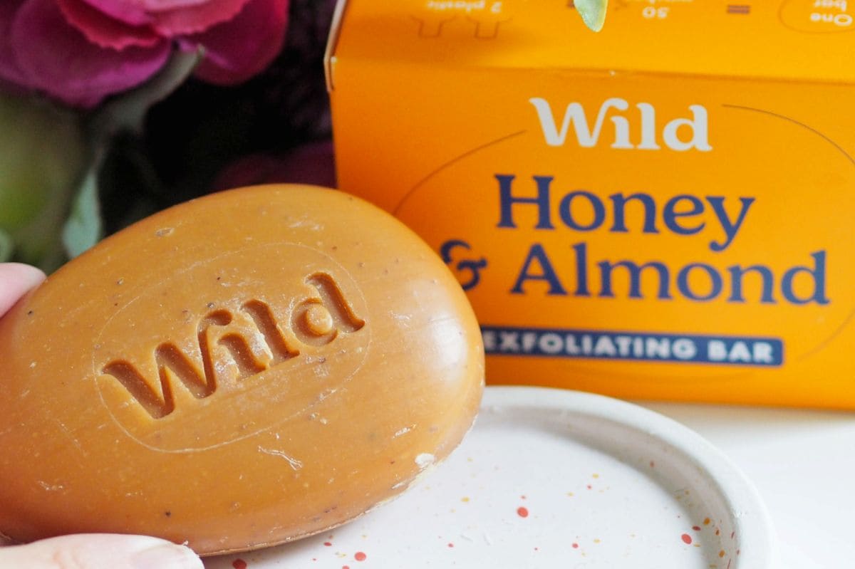 Savon exfoliant WILD : avis et bons plans ! morceaux de noyaux d abricot avec action exfoliante naturelle dans le savon exfoliant wild