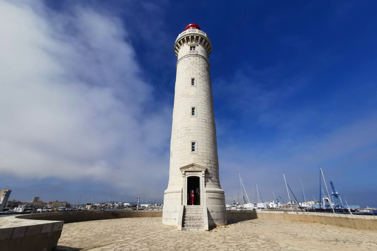 Visiter Sète à pied : incontournables, pépites et bons plans aux pieds du phare saint louis a sete