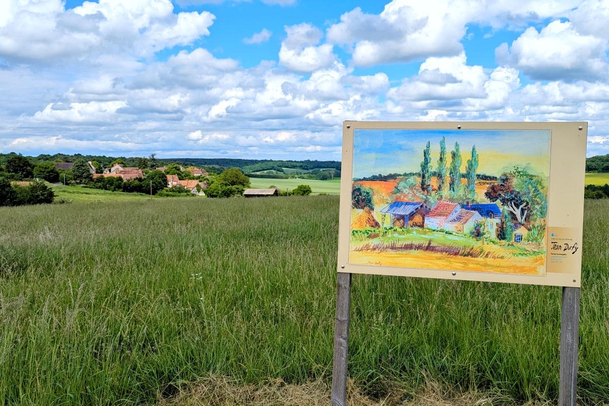 Visiter Loches, pépites et bons plans Panneau artistique dans un paysage verdoyant