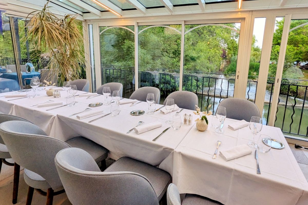 Visiter Loches, pépites et bons plans terrasse couverte avec vue sur l indre au restaurant le george a loches