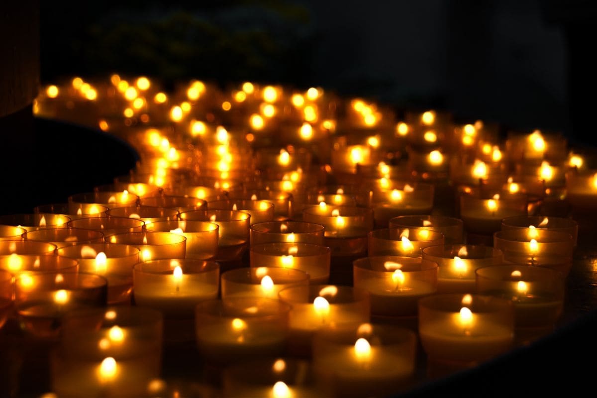 Lueurs de Vezelay : escapade lumineuse depuis Paris rues de vezelay eclairees a la lueur des bougies pour l inauguration