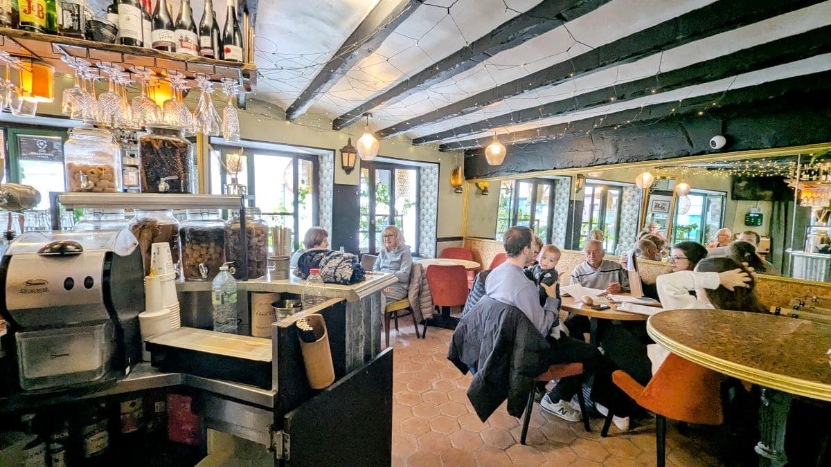Le Rendez-vous des amis : cosy et abordable à Montmartre interieur restaurant le rendez vous des amis paris montmartre salle 1