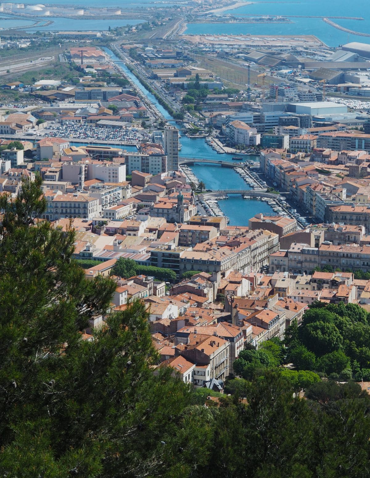 Visiter Sète à pied : incontournables, pépites et bons plans sete et ses canaux vus depuis le mont saint clair par copinesdebonsplans.fr