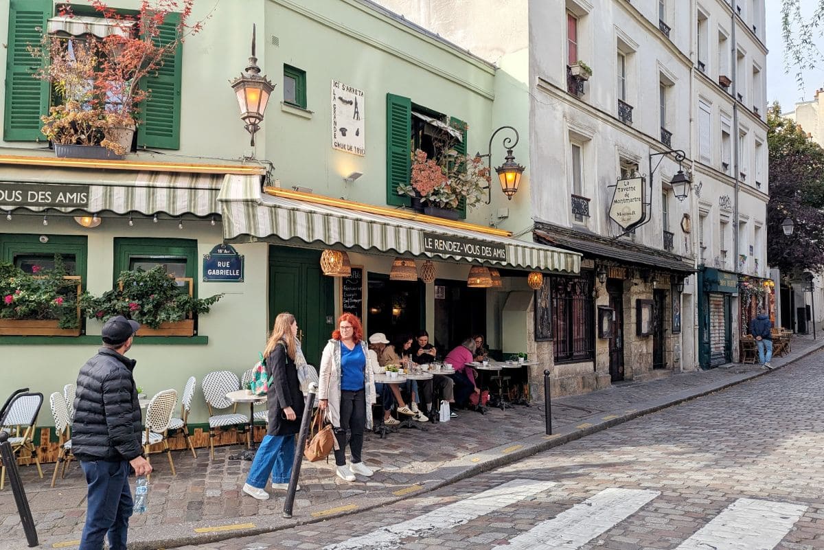 Le Rendez-vous des amis : cosy et abordable à Montmartre belle decoration de la terrasse du restaurant le rendez vous des amis a montmartre paris