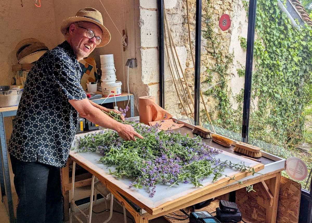 Visiter Loches, pépites et bons plans sechage de plantes aromatiques aux jardins de piquemouche