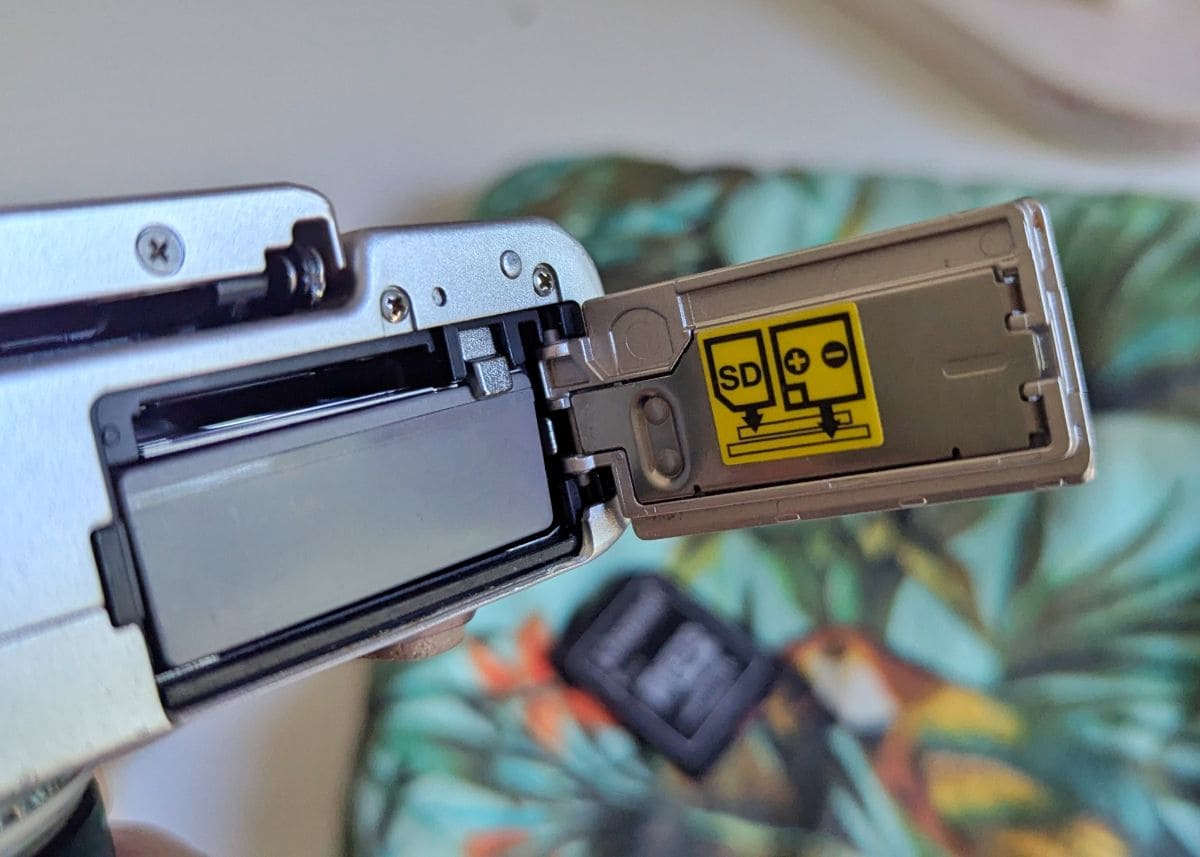 Où faire réparer son appareil photo à Paris ? reparation trappe batterie et carte sur appareil photo olympus chez atelier images services a paris