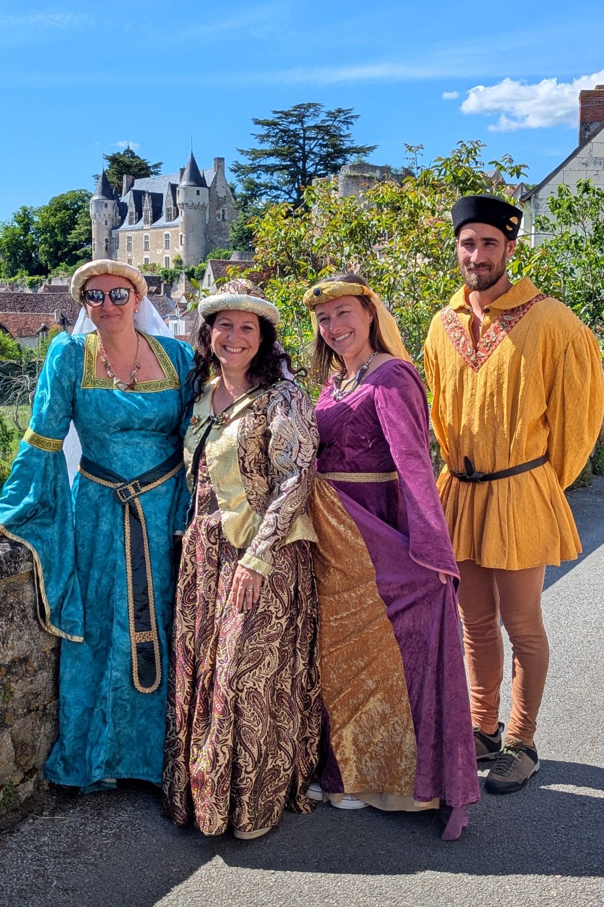 Visiter Loches, pépites et bons plans visiteurs de montresor en costumes