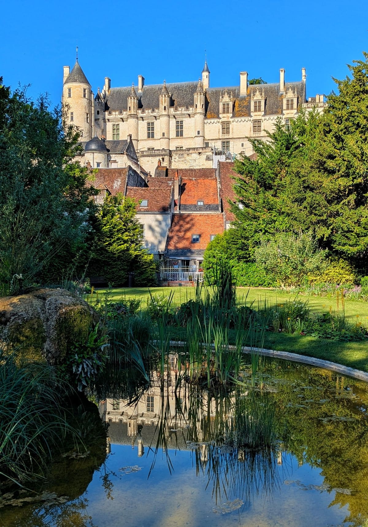 Visiter Loches, pépites et bons plans le logis royal a loches vu depuis le jardin public